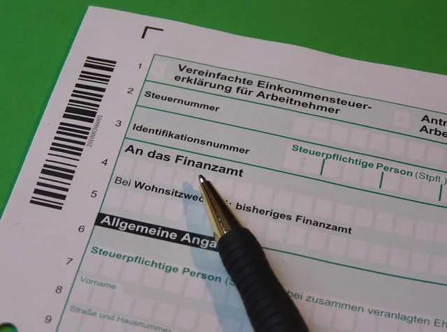 tax office, accounting, invoice, finance, taxes, money, wealth, euro, tax evasion, income, ballpoint pen, tax return, invoice, invoice, invoice, invoice, invoice, taxes, taxes, taxes, taxes, tax return, tax return. Tax preparation pay: what is fair and what is sustainable